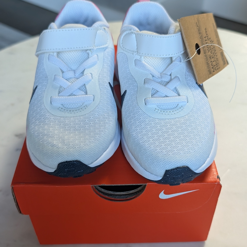 Nike Kids Revolution size 10 Pink and White - Picture 6 of 8